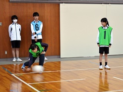 サーブをうっています