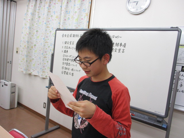 会長があいさつをしています。