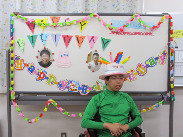 お祝いメッセージを背にして記念撮影。