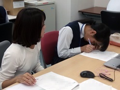 書類を確認して入力する作業をしています