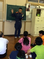 集まって消防署の方の講評を聞いている様子です。