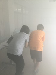 スモーク体験をしている様子です。