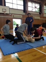 3人で手分けして胸骨圧迫と人工呼吸をしています
