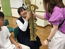 サックスに触らせてもらっています