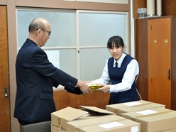 本校の生徒が代表して受け取りました