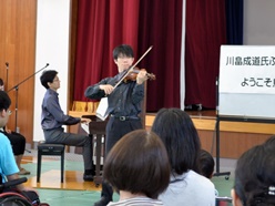 川畠さんがヴァイオリンを弾いているようすです