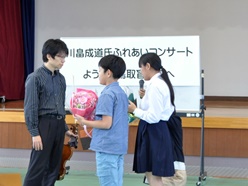 児童生徒代表より感謝の花束が贈られました