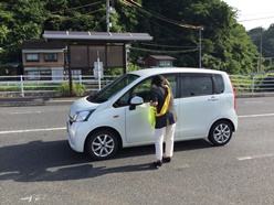 校長先生がチラシ配布をしている様子