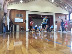 リレーで全力疾走しています