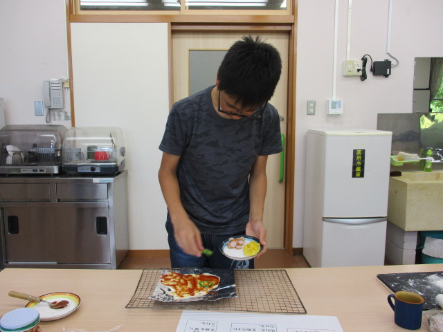 伸ばした生地に具をトッピングしています