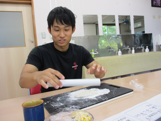 麺棒で生地を伸ばしています