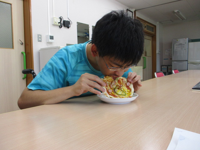 焼き立てピザをほおばっています