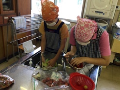 収穫した野菜を洗っています