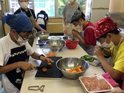 野菜を切っています