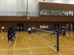 フロアバレーの試合前のあいさつの様子