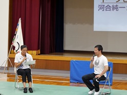 伊藤華英さんと河合純一さんの対談の様子です
