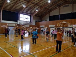 みんなでしゃんしゃん傘踊りを踊りました