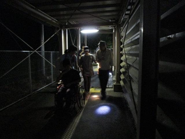 懐中電灯を持ちながら避難しています