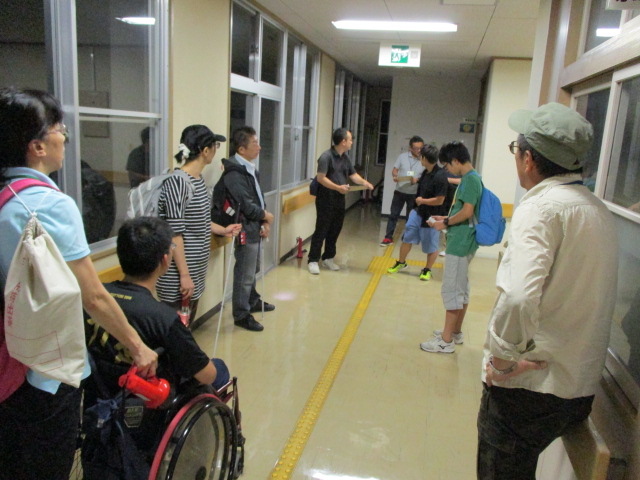学校の２階廊下で点呼しています