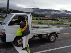 校長先生がチラシを配っています
