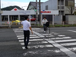 横断指導の様子です