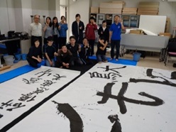 作品の前で全員集合です
