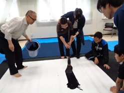大きな筆を使って力強く書いていきます