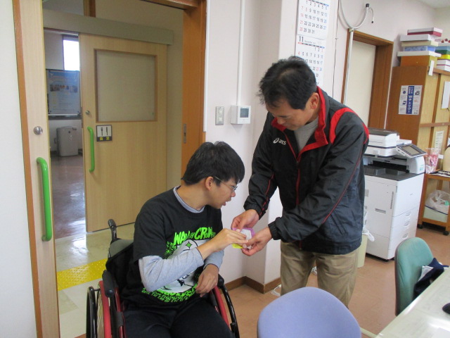 舎生がチケットを配る様子