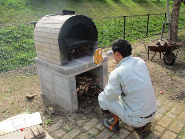 石釜を準備している様子