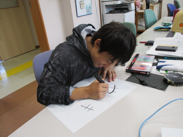 舎生が看板を作製している様子