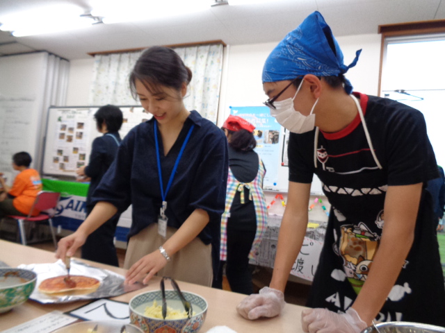 舎生が先生に作り方を伝えている様子2