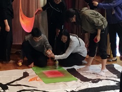 鳥大生のみなさんとスプレーで制作しています