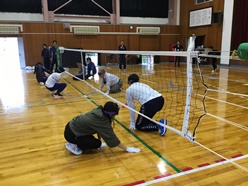 みんなでフロアバレーをしています