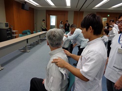 左右に首を動かしてもらい様子を診ていきます