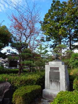 遠藤先生の銅像