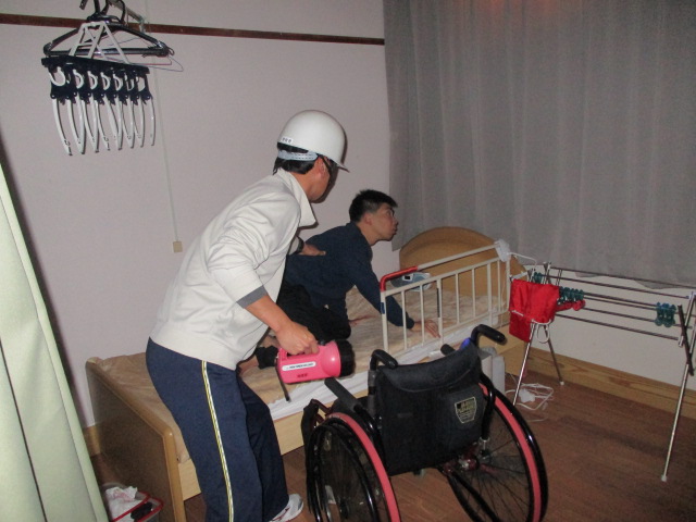 舎生へ避難を呼びかけている