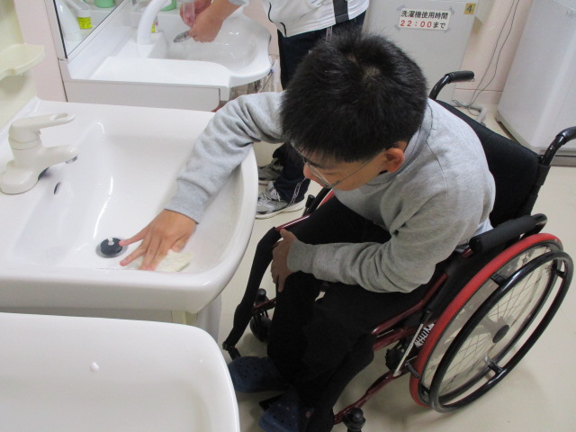 洗面所を掃除