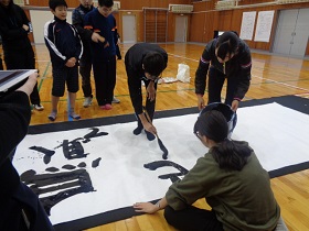 「ともに」のあいうえお作文を書いている様子