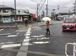 交差点での横断指導・挨拶運動の様子