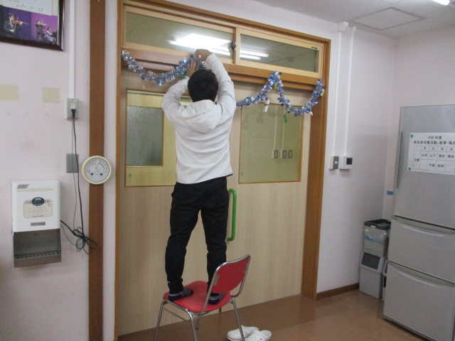 部屋の飾り付けをしています