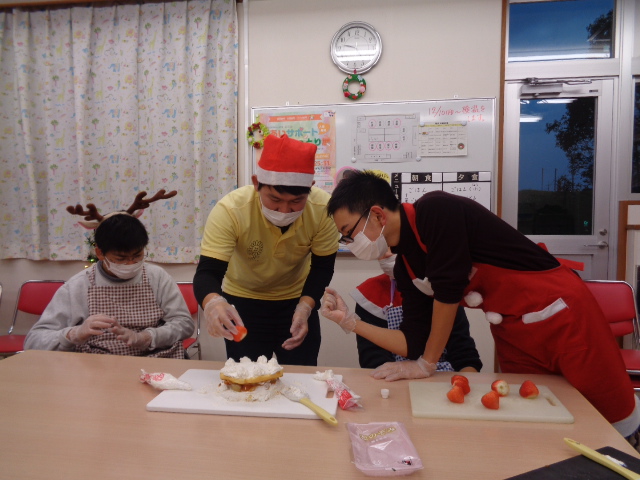 ケーキの飾り付けをしています
