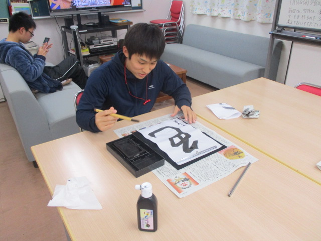 舎生が書初めをしています