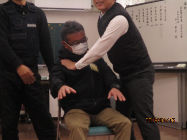 いすを使用した不審者対応