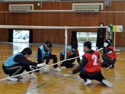 運動部のフロアバレーの様子です