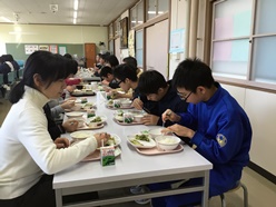 今日は児童生徒が同じテーブルに集合です