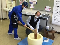 もちをついています