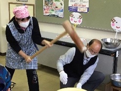 力を込めておいしい餅をついています