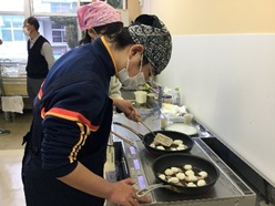 フライパンでもちを焼いています