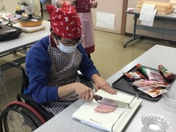 ベーコンを包丁で切っています