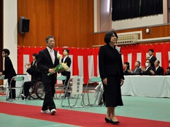 卒業生が退場していきます